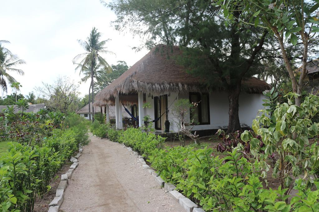 Star Bar And Bungalows Gili Air Exterior photo