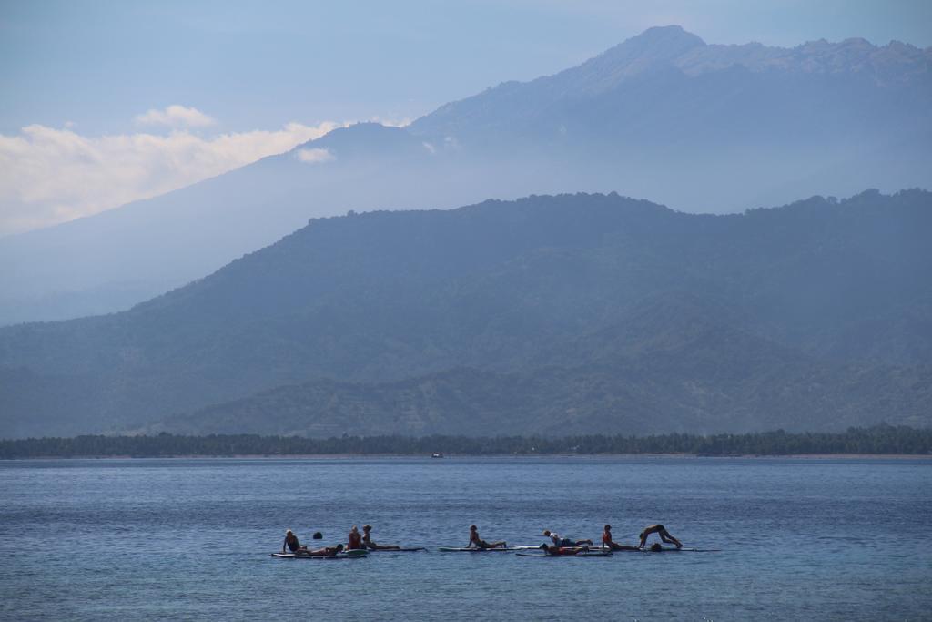 Star Bar And Bungalows Gili Air Exterior photo