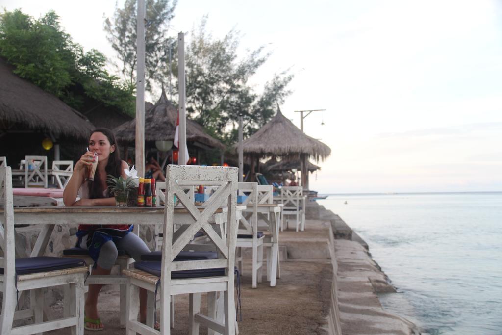Star Bar And Bungalows Gili Air Exterior photo