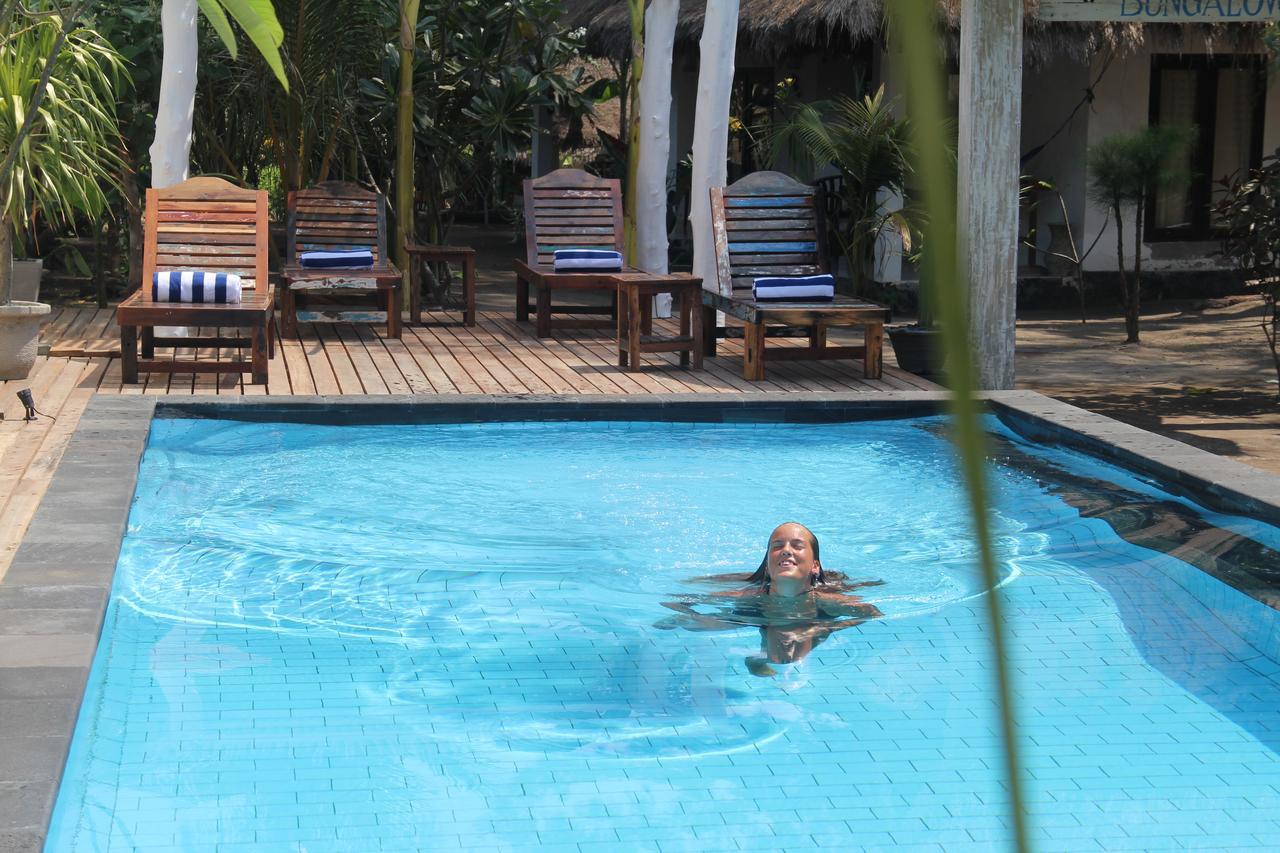 Star Bar And Bungalows Gili Air Exterior photo