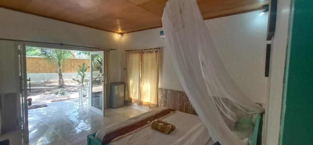 Star Bar And Bungalows Gili Air Exterior photo
